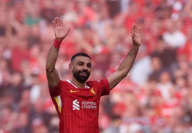 محمد صلاح يضم ميسي ورونالدو إلى تشكيلته المثالية المكونة من خمسة لاعبين.
