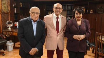 محمد فاضل وفردوس عبدالحميد يشيدان بمسرحية "فارس يكشف المستور" لمحمد صبحي