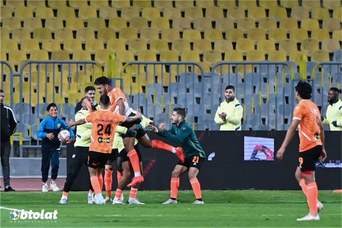 محمود عماد يسجل هدف فاركو الثاني أمام بيراميدز محمود عماد يسجل هدف فاركو الثاني أمام بيراميدز