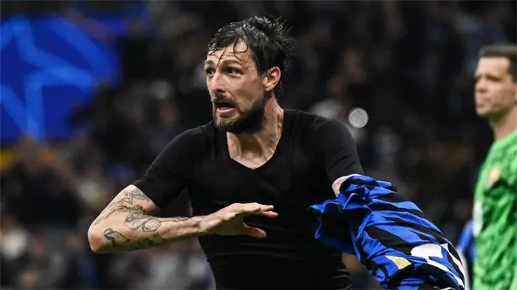 مدافع برشلونة يهاجم التحكيم: الجميع شاهدوا التحيز لانتر ميلان.. وتصرف أتشيربي أغضبني مدافع برشلونة يهاجم التحكيم: الجميع شاهدوا التحيز لانتر ميلان.. وتصرف أتشيربي أغضبني