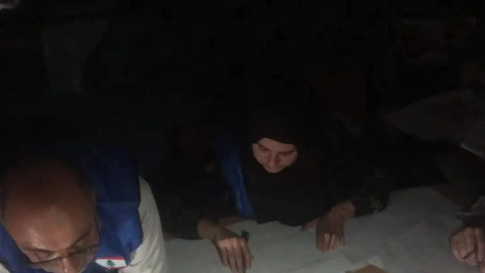 مدرسة &quot;مقطوعة كهربتها&quot;.. بالصورة: هكذا يتم الفرز!