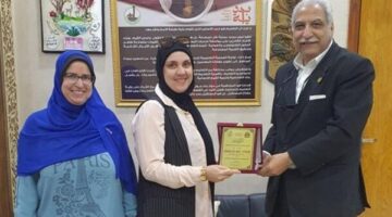 مدير "تعليم القليوبية" يكرم المتميزين في مسابقة "100 معلم متمكن مبدع 1"