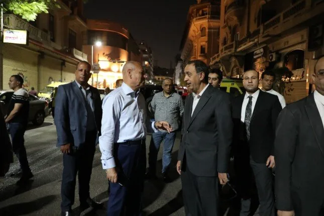 مدير أمن القاهرة يتابع إخماد النيران في عقار بوسط البلد مدير أمن القاهرة يتابع إخماد النيران في عقار بوسط البلد