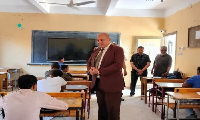 مدير تعليم قنا يراقب امتحانات الطلاب في الصفين الأول والثاني الثانوي بقفط