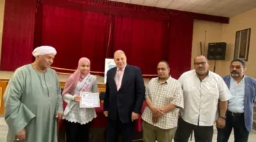 مدير تعليم قنا يكرم الحاصلين على المركز الثالث جمهوريا بمسابقة أوائل الطلاب