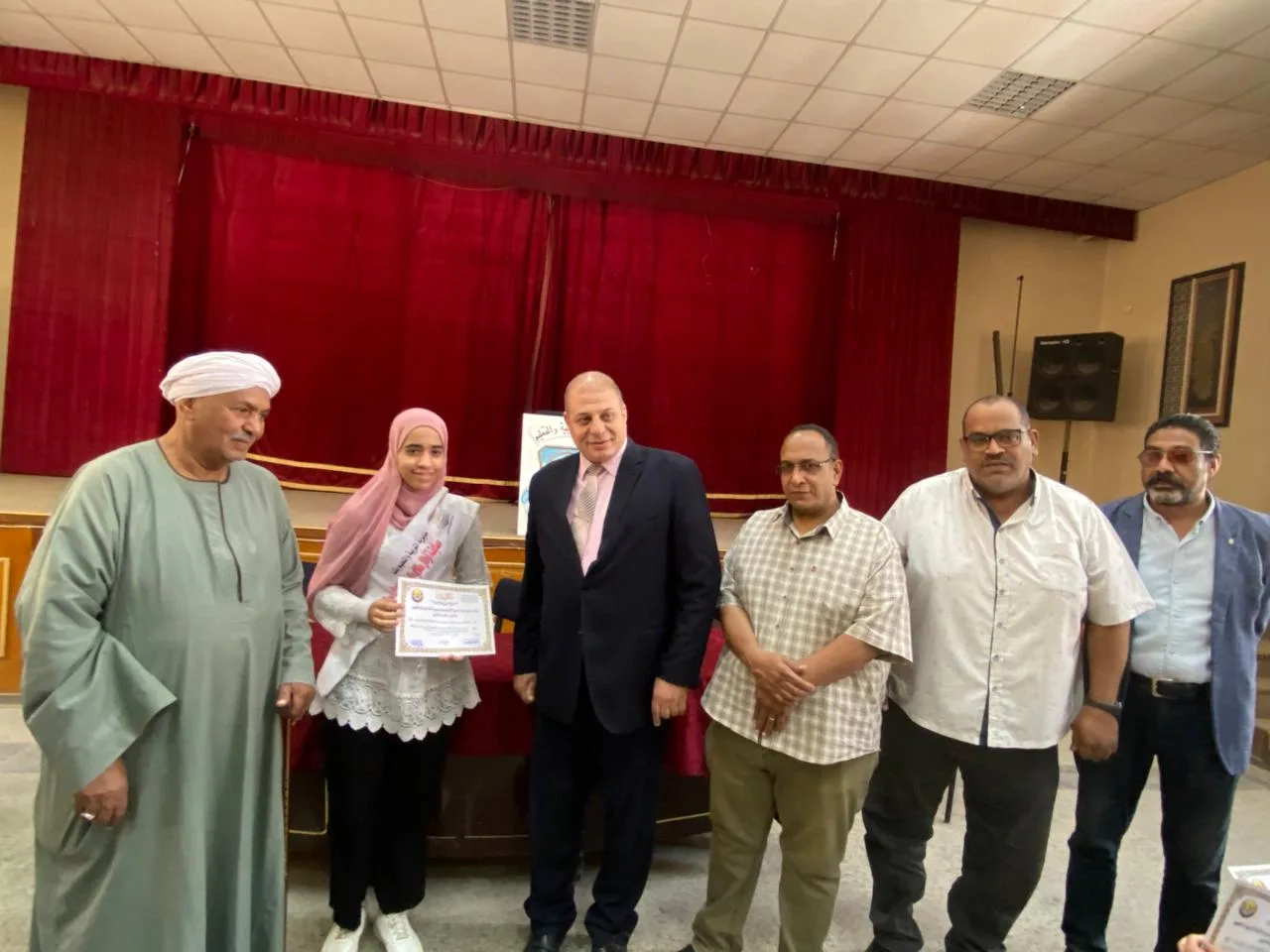 مدير تعليم قنا يكرم الحاصلين على المركز الثالث جمهوريا بمسابقة أوائل الطلاب مدير تعليم قنا يكرم الحاصلين على المركز الثالث جمهوريا بمسابقة أوائل الطلاب