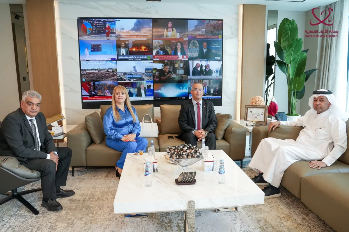 مدير عام وكالة الأنباء القطرية يجتمع مع وفد إعلامي تونسي مدير عام وكالة الأنباء القطرية يجتمع مع وفد إعلامي تونسي