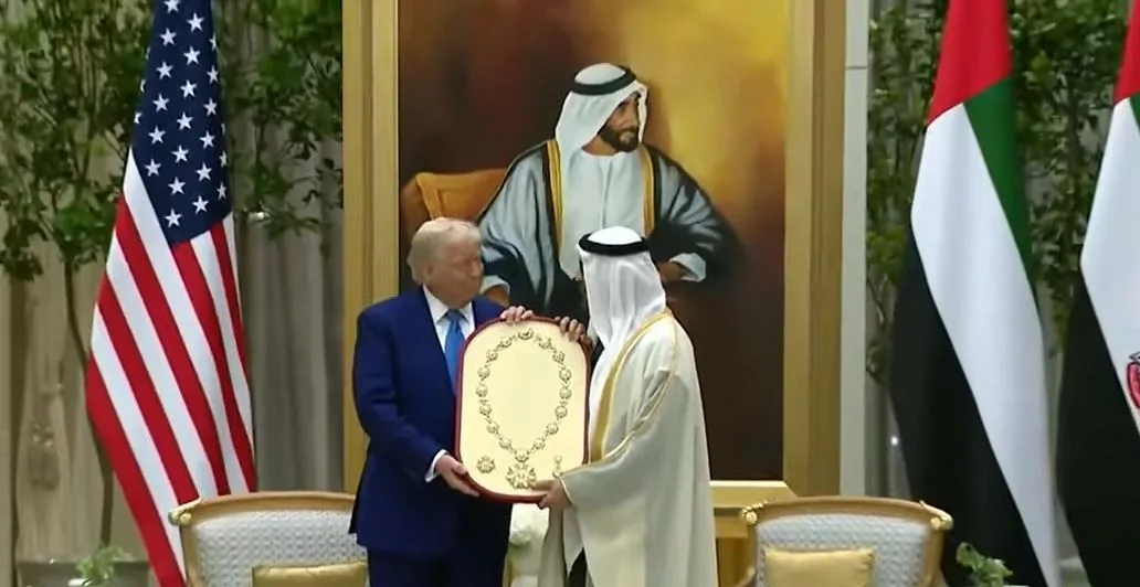 مرصع بالأحجار الثمينة.. الإمارات تكرم ترامب بـ “وسام زايد”