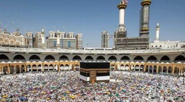 مرض وتوفى أثناء الحج وأوصى شخص بأن يرمي الجمرات عنه.. هل يجوز ذلك؟