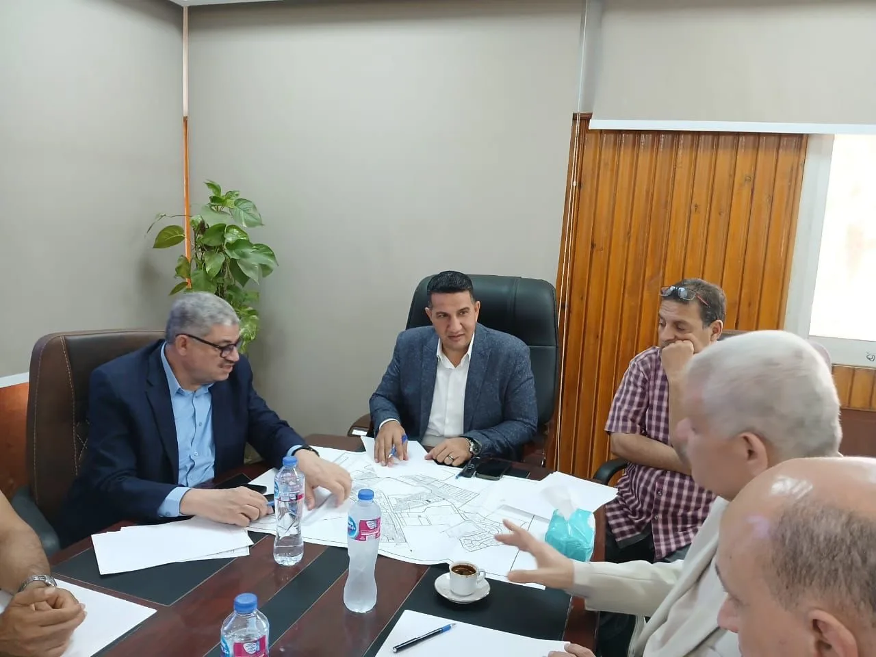 مسؤولون عن الإسكان يراقبون توفير الطاقة الكهربائية لامتداد بني سويف الجديدة