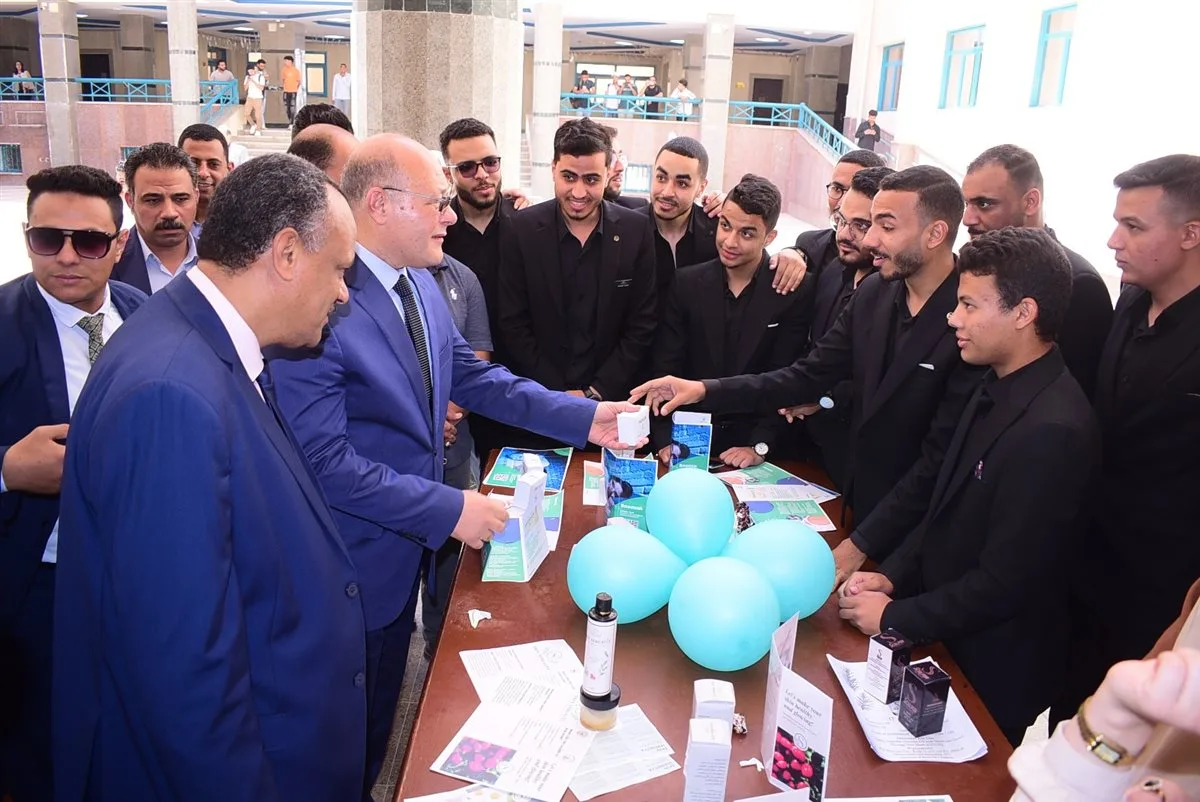 مستحضرات طبيعية لعلاج الإكزيما والصدفية بمشاريع تخرج طلاب قسم العقاقير بصيدلة سوهاج مستحضرات طبيعية لعلاج الإكزيما والصدفية بمشاريع تخرج طلاب قسم العقاقير بصيدلة سوهاج