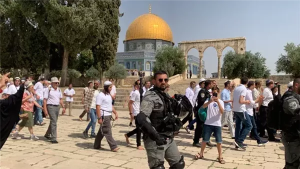 مستوطنون يقتحمون باحات المسجد الأقصى مستوطنون يقتحمون باحات المسجد الأقصى