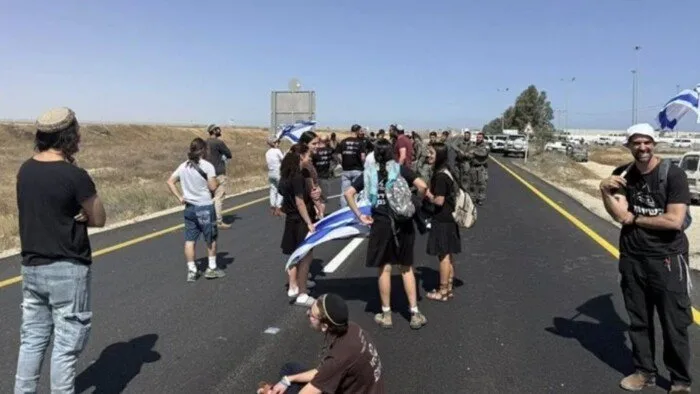 مستوطنون يمنعون دخول شاحنات المساعدات إلى قطاع غزة مستوطنون يمنعون دخول شاحنات المساعدات إلى قطاع غزة
