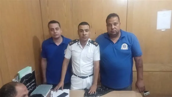 مسعفان في بورسعيد يعيدون 110 آلاف جنيه عُثر عليها خلال حادث مروع مسعفان في بورسعيد يعيدون 110 آلاف جنيه عُثر عليها خلال حادث مروع