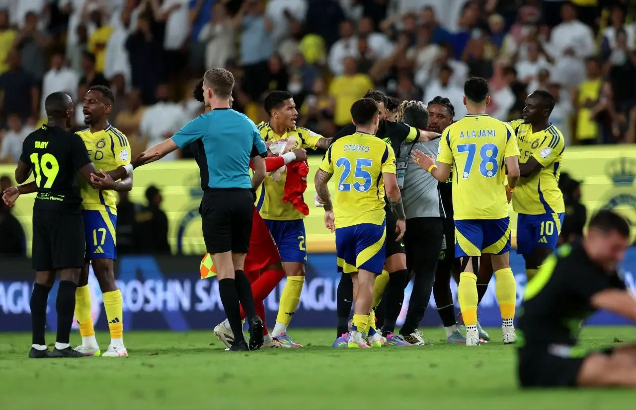 مشادة بين لاعبي النصر والاتحاد بعد نهاية الكلاسيكو مشادة بين لاعبي النصر والاتحاد بعد نهاية الكلاسيكو
