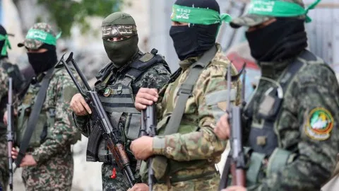 مصادر تكشف عن موافقة إدارة ترامب على مشاركة “حماس” في حكم غزة بعد انتهاء الحرب حال تخلت عن “العمل العسكري” مصادر تكشف عن موافقة إدارة ترامب على مشاركة “حماس” في حكم غزة بعد انتهاء الحرب حال تخلت عن “العمل العسكري”