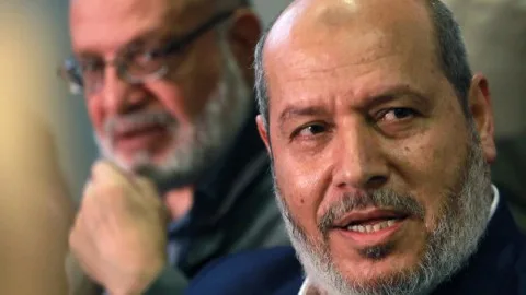 مصادر لـ”رأي اليوم”: إدارة ترامب بدأت بإنشاء قناة اتصال مباشرة مع “حماس” وتعكف على إبقائها في حكم غزة بعد النزاع.. السلطة الفلسطينية غاضبة وإسرائيل قلقة.. وهذا هو ثمن إطلاق سراح الأسير عيدان ألكسندر. مصادر لـ”رأي اليوم”: إدارة ترامب بدأت بإنشاء قناة اتصال مباشرة مع “حماس” وتعكف على إبقائها في حكم غزة بعد النزاع.. السلطة الفلسطينية غاضبة وإسرائيل قلقة.. وهذا هو ثمن إطلاق سراح الأسير عيدان ألكسندر.