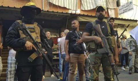 مصدر فلسطيني: مخيماتنا تحت السيادة اللبنانية وسلاحنا يقتصر على الأسلحة الفردية، ونقترح تكليف القيادات المحلية من أبناء المخيمات للتفاوض مع الدولة حول سلاح المخيمات وضمان أمنها. مصدر فلسطيني: مخيماتنا تحت السيادة اللبنانية وسلاحنا يقتصر على الأسلحة الفردية، ونقترح تكليف القيادات المحلية من أبناء المخيمات للتفاوض مع الدولة حول سلاح المخيمات وضمان أمنها.