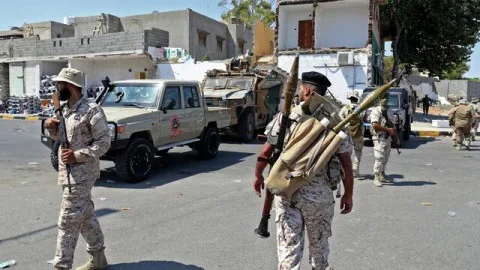 مصر تدعو الفرقاء في ليبيا إلى التهدئة وتحذر مواطنيها من التسرع