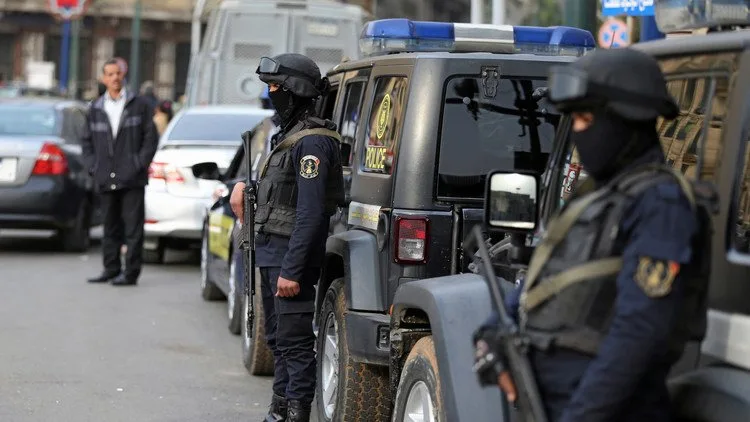 مصر.. سيدة تدفن زوجها داخل شقتها وطفلتها تفضحها بعد 8 سنوات مصر.. سيدة تدفن زوجها داخل شقتها وطفلتها تفضحها بعد 8 سنوات