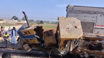 مصرع سائق وإصابة آخرين في تصادم لودر بقطار الحمام بمطروح