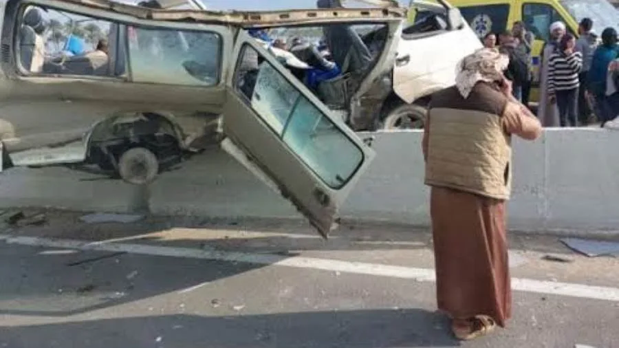 مصرع طفلة وإصابة 4 أشخاص بحادث تصادم مروع بين 3 سيارات مصرع طفلة وإصابة 4 أشخاص بحادث تصادم مروع بين 3 سيارات