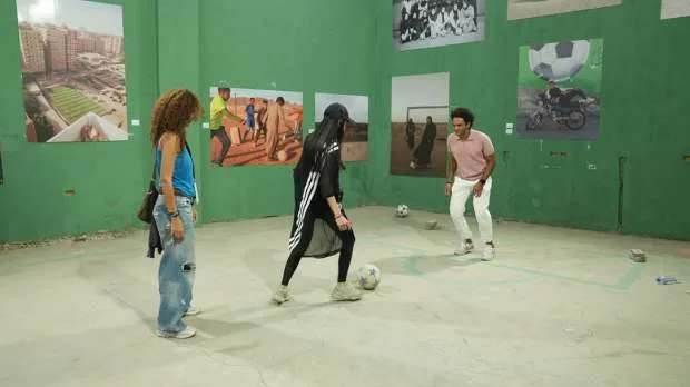 معرض “كرة القدم” يسجل تاريخ اللعبة الشهيرة وبداياتها في الشوارع خلال أسبوع القاهرة للصورة معرض “كرة القدم” يسجل تاريخ اللعبة الشهيرة وبداياتها في الشوارع خلال أسبوع القاهرة للصورة