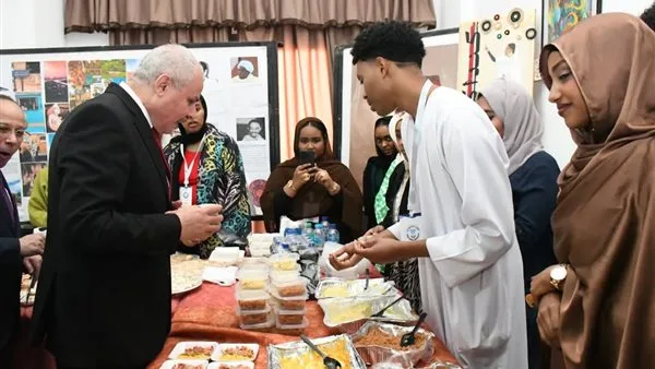 معرض “ملتقى الثقافات” يحتضن تنوع الجنسيات والإبداع الطلابي معرض “ملتقى الثقافات” يحتضن تنوع الجنسيات والإبداع الطلابي