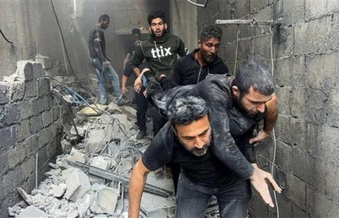 مقتل 13 شخصًا وجرح آخرين جراء قصف الاحتلال لمناطق في قطاع غزة