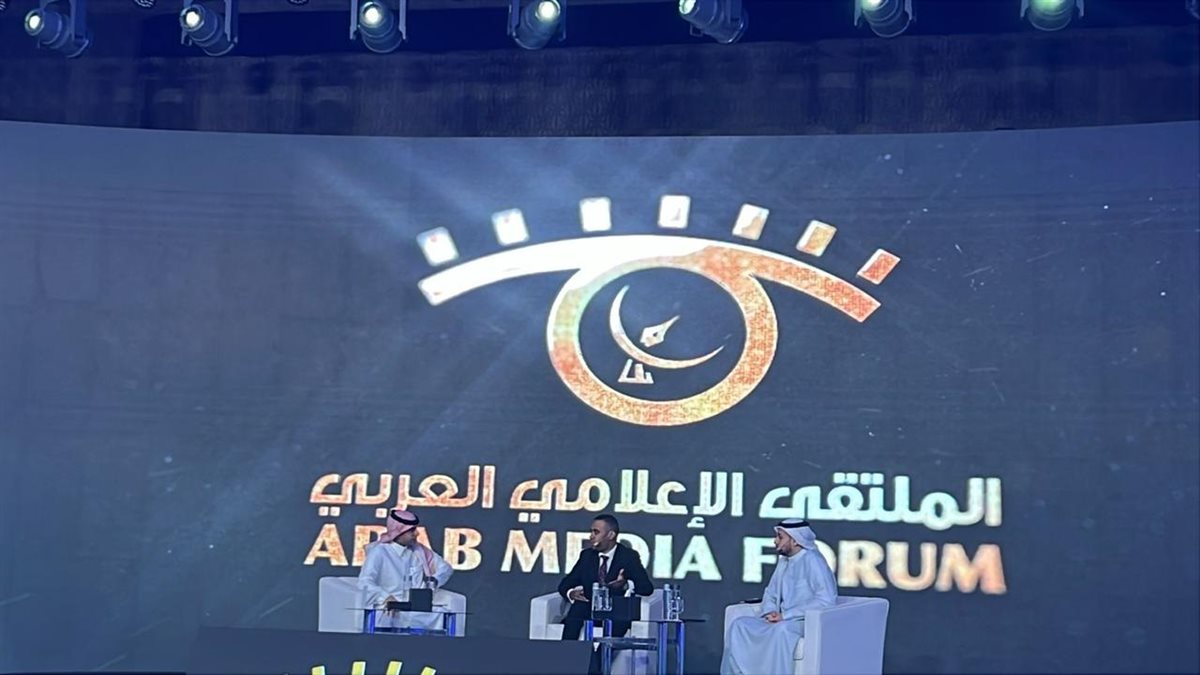 ملتقى الإعلام العربي يكرم محمود المملوك، رئيس تحرير القاهرة 24″ يمكن إعادة صياغتها كالتالي: 

“ملتقى الإعلام العربي ي honored محمود المملوك، رئيس تحرير القاهرة 24.
