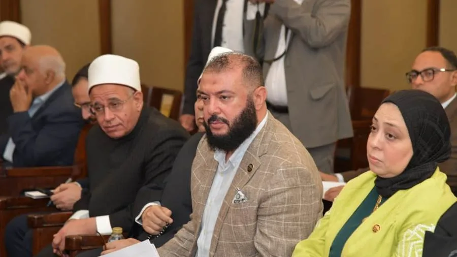 ممثل حزب النور يتراجع عن موقفه بشأن إصدار الفتاوى ويبدي اعتذاره بلجنة الشؤون الدينية ممثل حزب النور يتراجع عن موقفه بشأن إصدار الفتاوى ويبدي اعتذاره بلجنة الشؤون الدينية