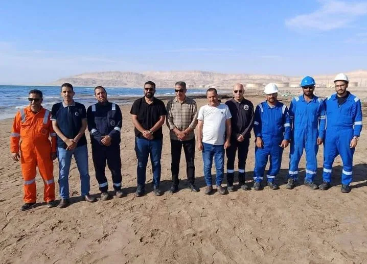 محافظ جنوب سيناء يتابع جهود احتواء أزمة التلوث البترولي بمدينة أبورديس محافظ جنوب سيناء يتابع جهود احتواء أزمة التلوث البترولي بمدينة أبورديس