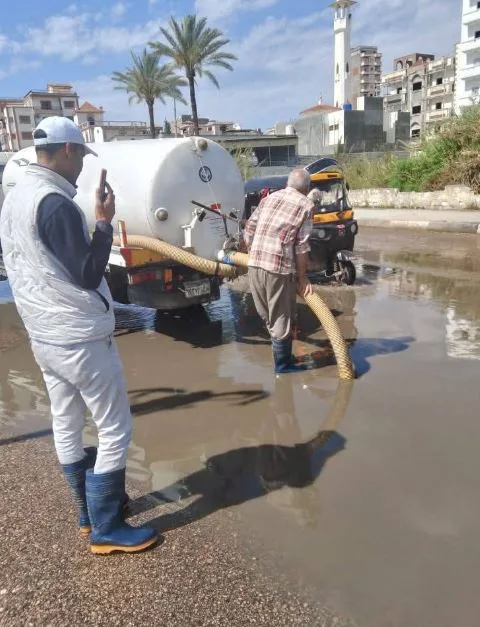 بعد هطول الأمطار.. محافظ البحيرة: تصريف المياه وإزالة العوائق من مجاري الصرف الصحي في رشيد بعد هطول الأمطار.. محافظ البحيرة: تصريف المياه وإزالة العوائق من مجاري الصرف الصحي في رشيد