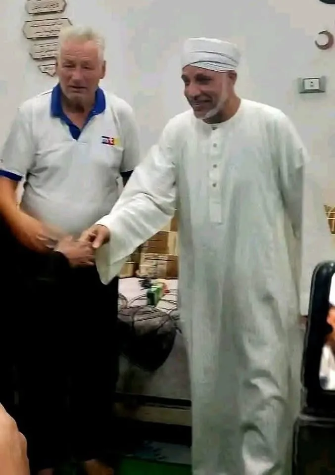 من جونتر إلى محمود.. سائح ألماني يعتنق الإسلام وسط تكبيرات بساحة الشيخ الرملي في الأقصر من جونتر إلى محمود.. سائح ألماني يعتنق الإسلام وسط تكبيرات بساحة الشيخ الرملي في الأقصر