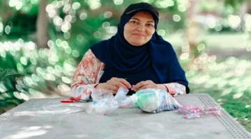 من ربة منزل إلى صانعة هاند ميد.. «سوزان» تحول الخرز إلى تصميمات بألوان زاهية في الإسكندرية