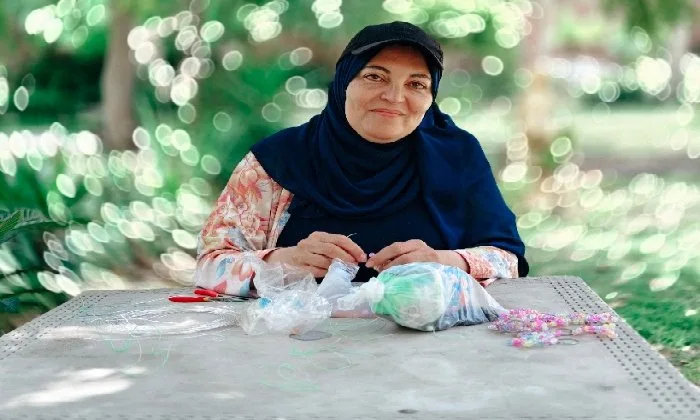 من ربة منزل إلى صانعة هاند ميد.. «سوزان» تحول الخرز إلى تصميمات بألوان زاهية في الإسكندرية من ربة منزل إلى صانعة هاند ميد.. «سوزان» تحول الخرز إلى تصميمات بألوان زاهية في الإسكندرية