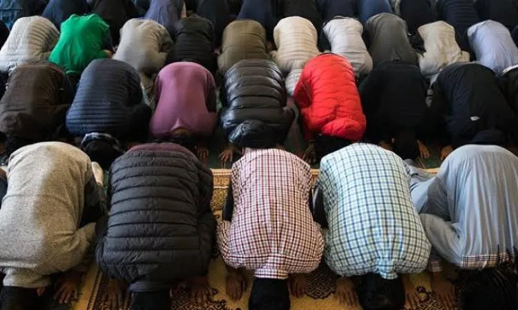 من يقوم بتصحيح الإمام إذا زل في الصلاة؟ من يقوم بتصحيح الإمام إذا زل في الصلاة؟