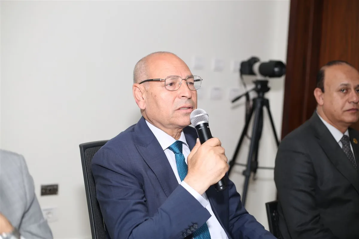 منح محمد كمال زمالة كلية الدفاع الوطني عن رسالة دور الإعلام في مواجهة الفكر المتطرف منح محمد كمال زمالة كلية الدفاع الوطني عن رسالة دور الإعلام في مواجهة الفكر المتطرف