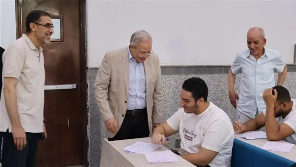 نائب رئيس جامعة حلوان والأمين العام للجامعة الأهلية يراقبان امتحانات نهاية العام نائب رئيس جامعة حلوان والأمين العام للجامعة الأهلية يراقبان امتحانات نهاية العام