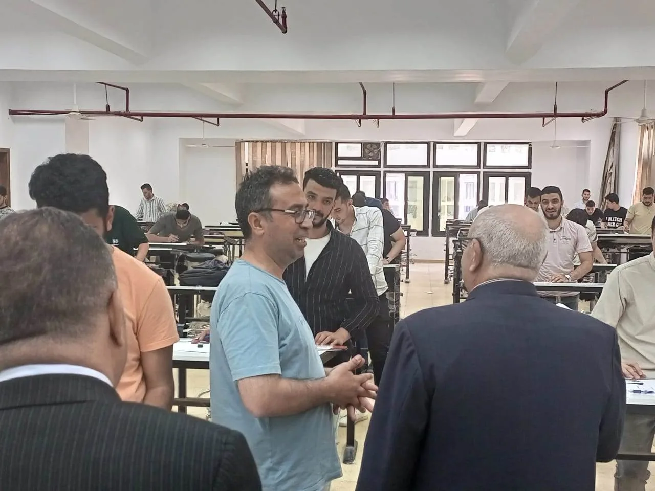 نائب رئيس جامعة دمنهور يراقب تقدم الامتحانات في كليتي الهندسة والآداب نائب رئيس جامعة دمنهور يراقب تقدم الامتحانات في كليتي الهندسة والآداب