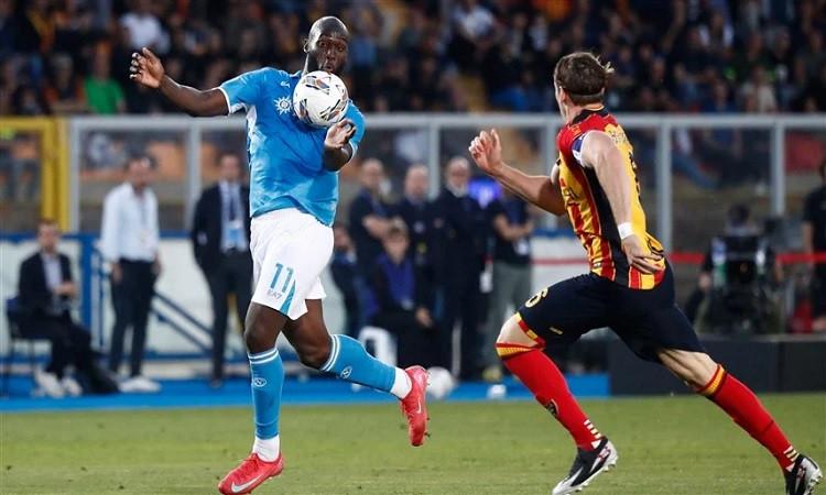 نابولي يهزم ليتشي بهدف نظيف ويعزز صدارته للدوري الإيطالي نابولي يهزم ليتشي بهدف نظيف ويعزز صدارته للدوري الإيطالي