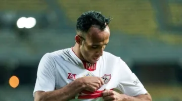 ناصر منسي يرتدي واقي الأنف خلال مواجهة البنك الأهلي