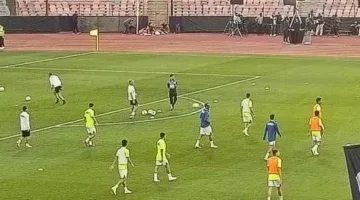 ناصر منسي يظهر بقناع الوجه قبل لقاء الزمالك والبنك الأهلي