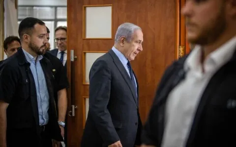 نتنياهو يجري اجتماعاً أمنياً “محدوداً” لمناقشة العرض الأمريكي الجديد لتبادل الأسرى مع “حماس” ووقف إطلاق النار في غزة. نتنياهو يجري اجتماعاً أمنياً “محدوداً” لمناقشة العرض الأمريكي الجديد لتبادل الأسرى مع “حماس” ووقف إطلاق النار في غزة.