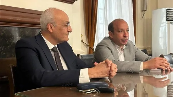 ندوة تفاعلية لتطوير مهارات القيادة بين عميد كلية طب قصر العيني وطلاب الدورة التدريبية. ندوة تفاعلية لتطوير مهارات القيادة بين عميد كلية طب قصر العيني وطلاب الدورة التدريبية.