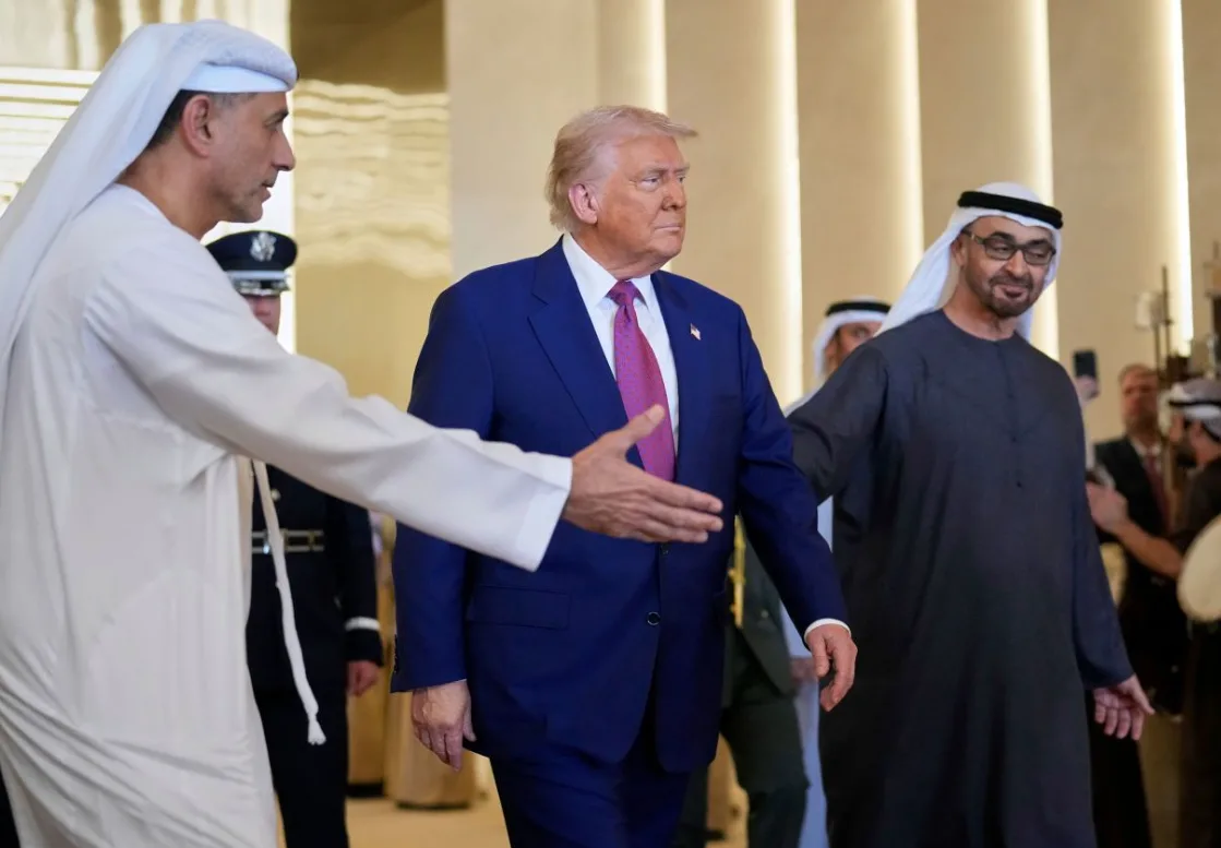نصف كيلو ذهب.. ترامب يتلقى «وسام زايد» أثناء زيارته للإمارات