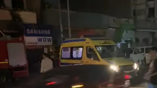 نقل جثمان عامل سيتي كريب ضحية حريق ميدان سفير بمصر الجديدة إلى المشرحة | فيديو نقل جثمان عامل سيتي كريب ضحية حريق ميدان سفير بمصر الجديدة إلى المشرحة | فيديو