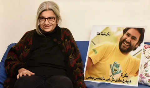 نقل والدة ناشط مصري بريطاني imprisoned إلى المستشفى بعد مرور 242 يومًا على شروعها في إضراب عن الطعام. نقل والدة ناشط مصري بريطاني imprisoned إلى المستشفى بعد مرور 242 يومًا على شروعها في إضراب عن الطعام.
