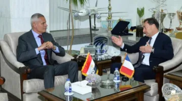 تعزيز جهود التعاون المشترك: رئيس شركة مصر للطيران يستقبل السفير الفرنسي في القاهرة