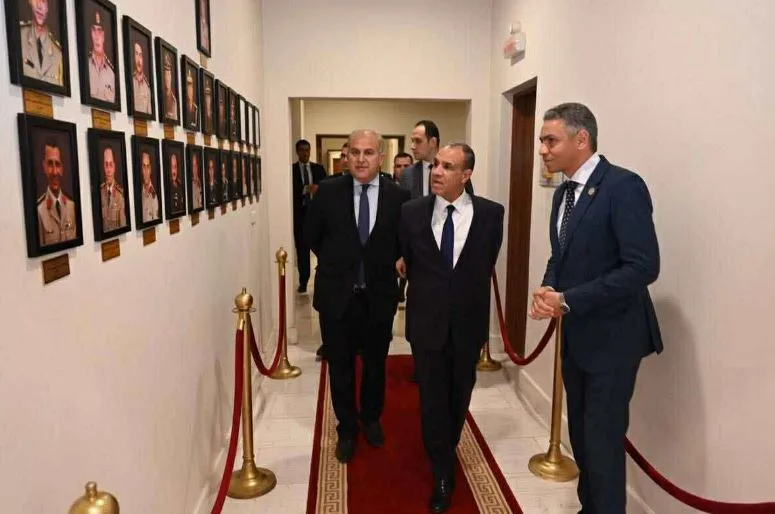 وزير الخارجية يقوم بجولة في سفارة مصر بالعاصمة المغربية الرباط وزير الخارجية يقوم بجولة في سفارة مصر بالعاصمة المغربية الرباط
